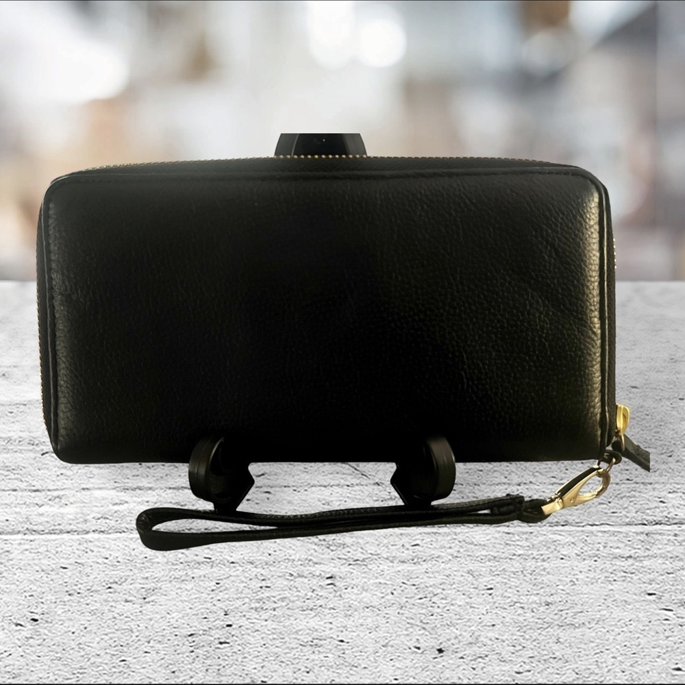 Kenneth Cole Reaction Zip Around Wallet. - Picture 5 of 5
